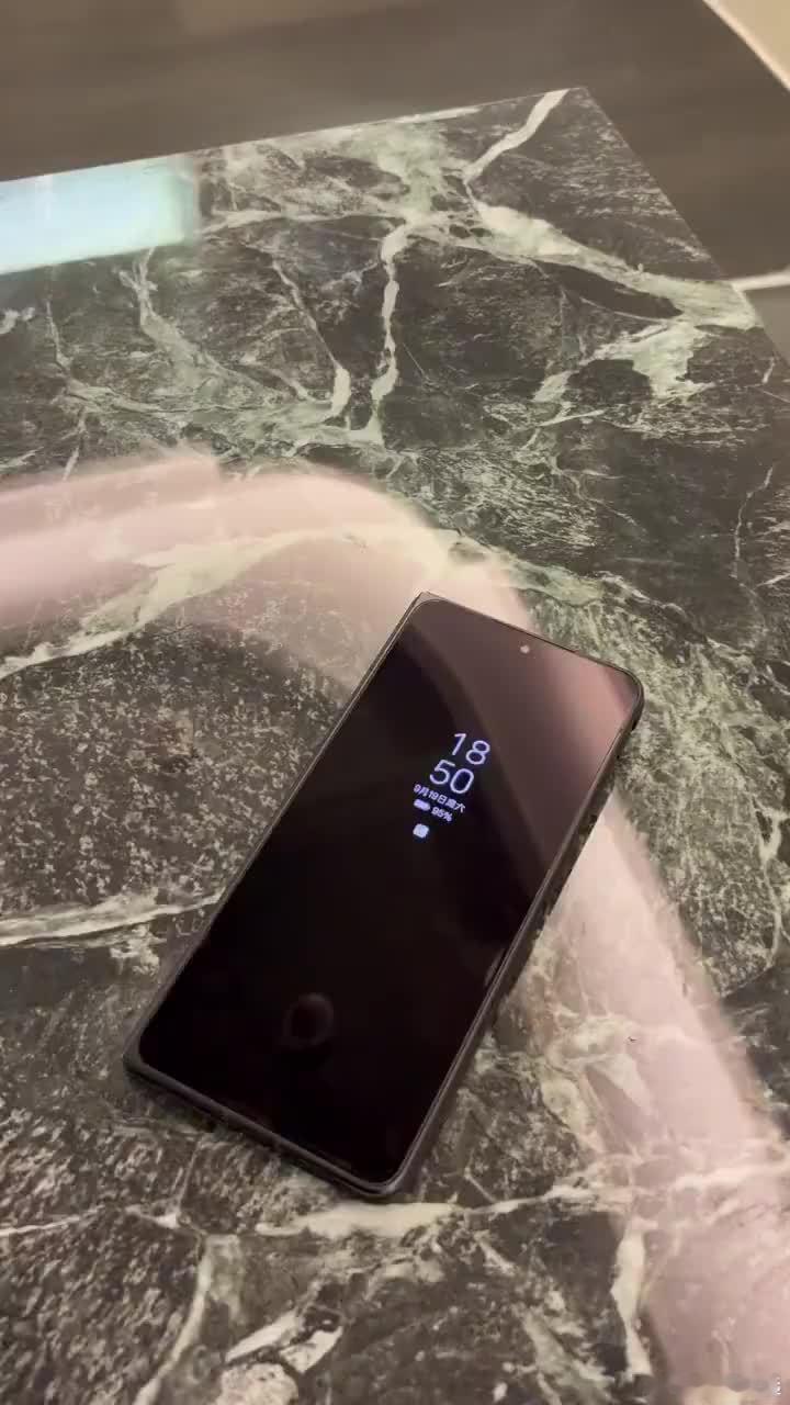 钟文泽在视频中给小米18 Fold原有AR膜表面再贴一层磨砂膜，并与iPhone