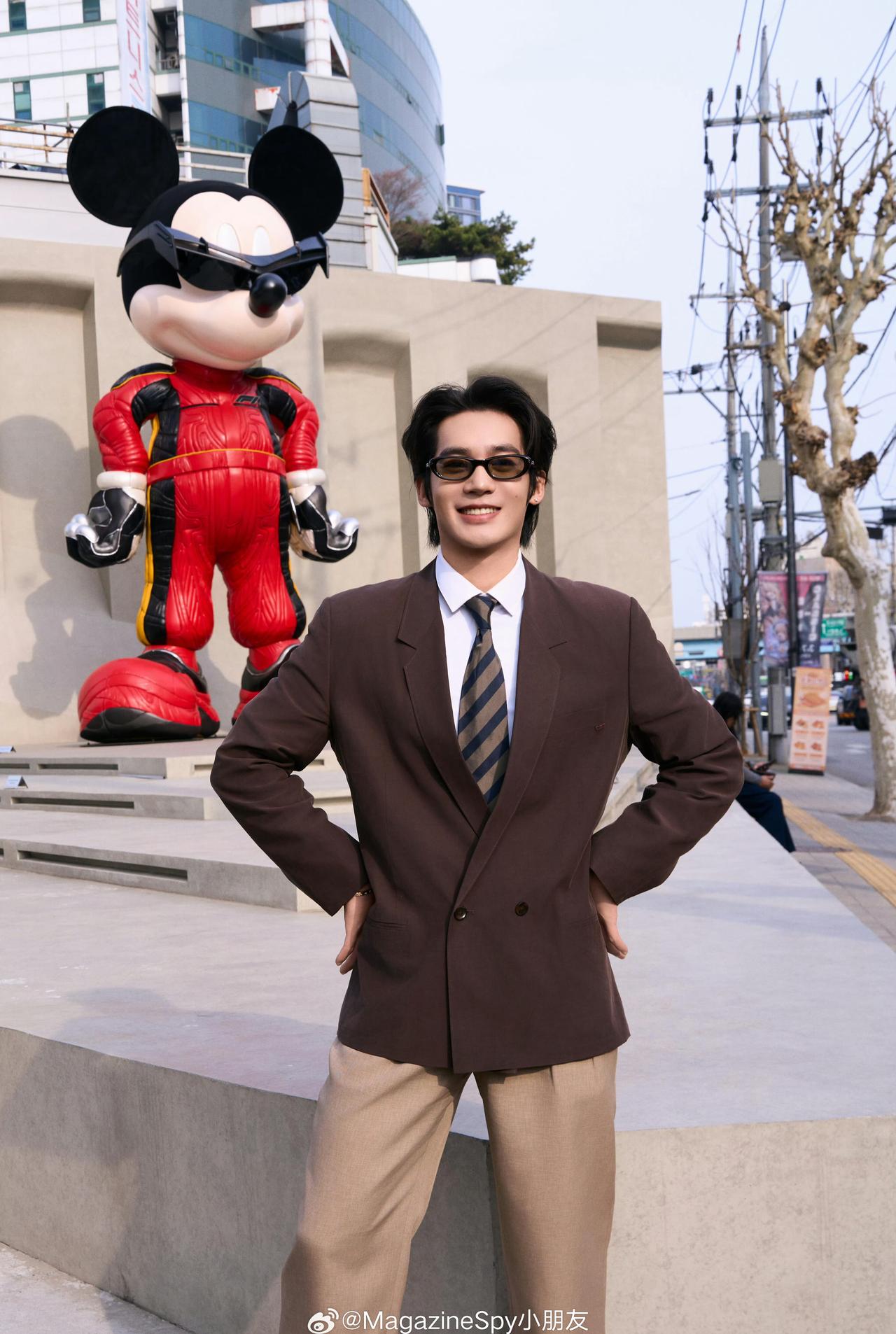 于适更新韩国plog，深咖色廓形西装叠穿白衬衫与斜纹领带，浅咖色西裤同色系递进，