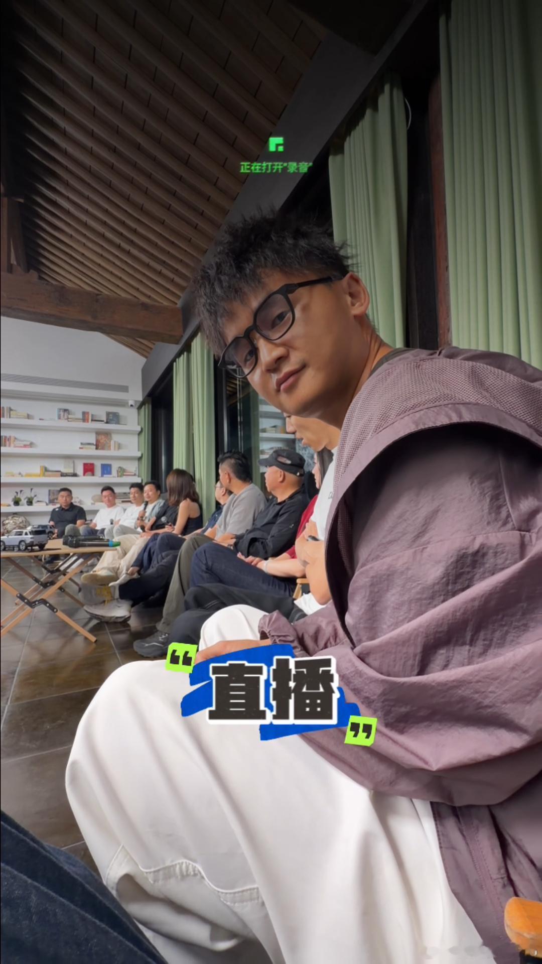李杰灵这条视频太有意思了，尤其是最后被问股票赚没赚的时候差点没绷住。博主崩溃副业