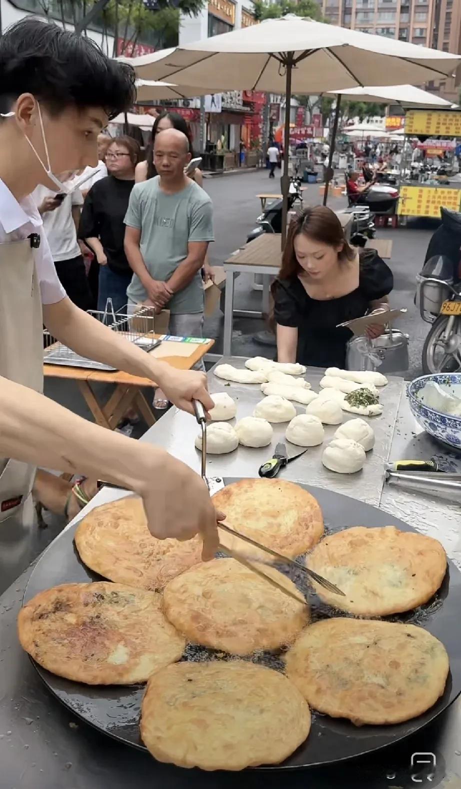 这个大饼看着不错。小伙子干活也麻利。