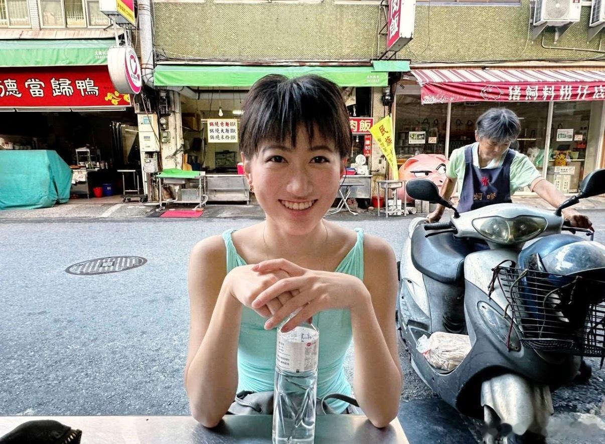 曾雅兰侯昌明的女儿侯塞蕾剪狗啃头短发了，好适合她诶 