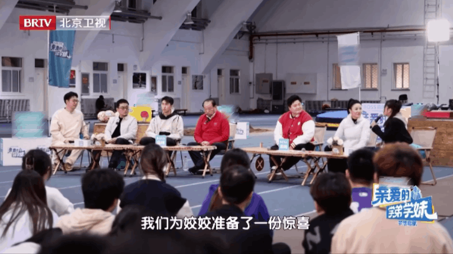 #巩立姣在北体大留下了冠军脚印# 巩立姣重回母校，早上的时候在冠军路没看自己的脚