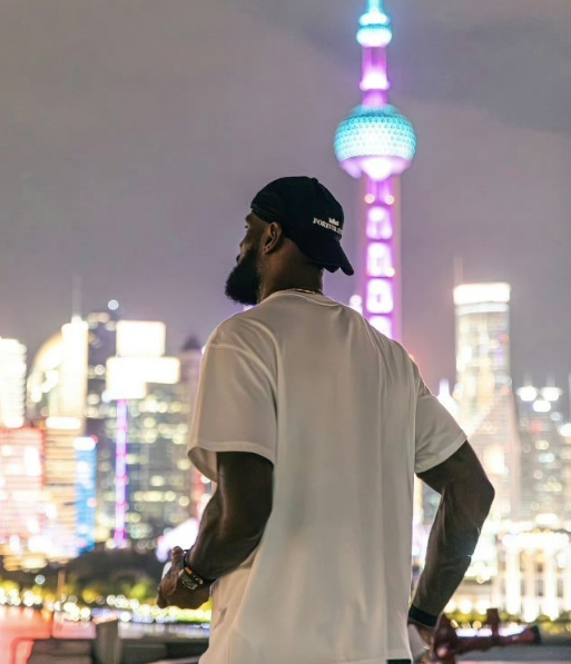 詹姆斯打卡东方明珠 老詹是真的会选时间和地方的啊！果然自律的人最可怕！6点起来健