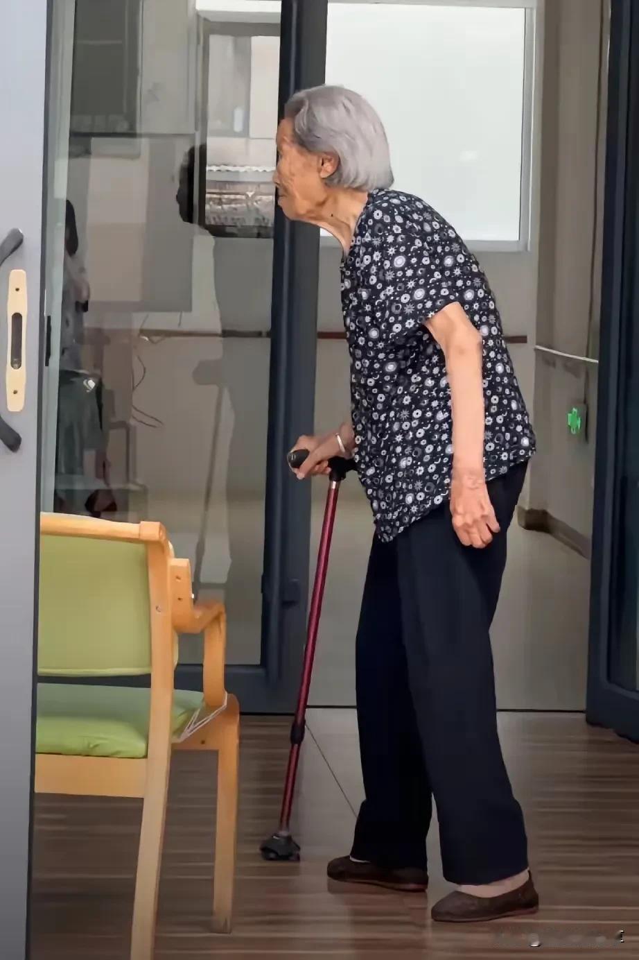 人老了有钱无钱区别大吗?人老了才明白，钱就是底气。手里没存款，日子过得紧巴巴，连