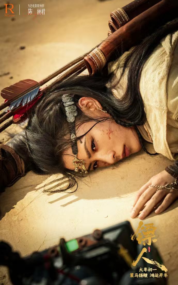 陈丽君阿育娅要坐越野车 片场花絮中陈丽君反复琢磨阿育娅坐越野车的神情，这种敬业精