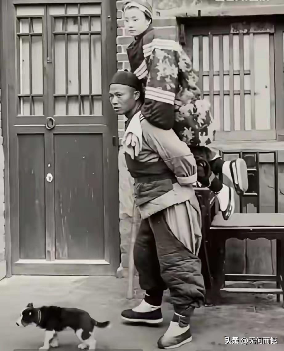 过去人穿的棉裤，实在是太肥大了，而且这个人穿的棉裤感觉有些特殊，好像就是两个裤腿