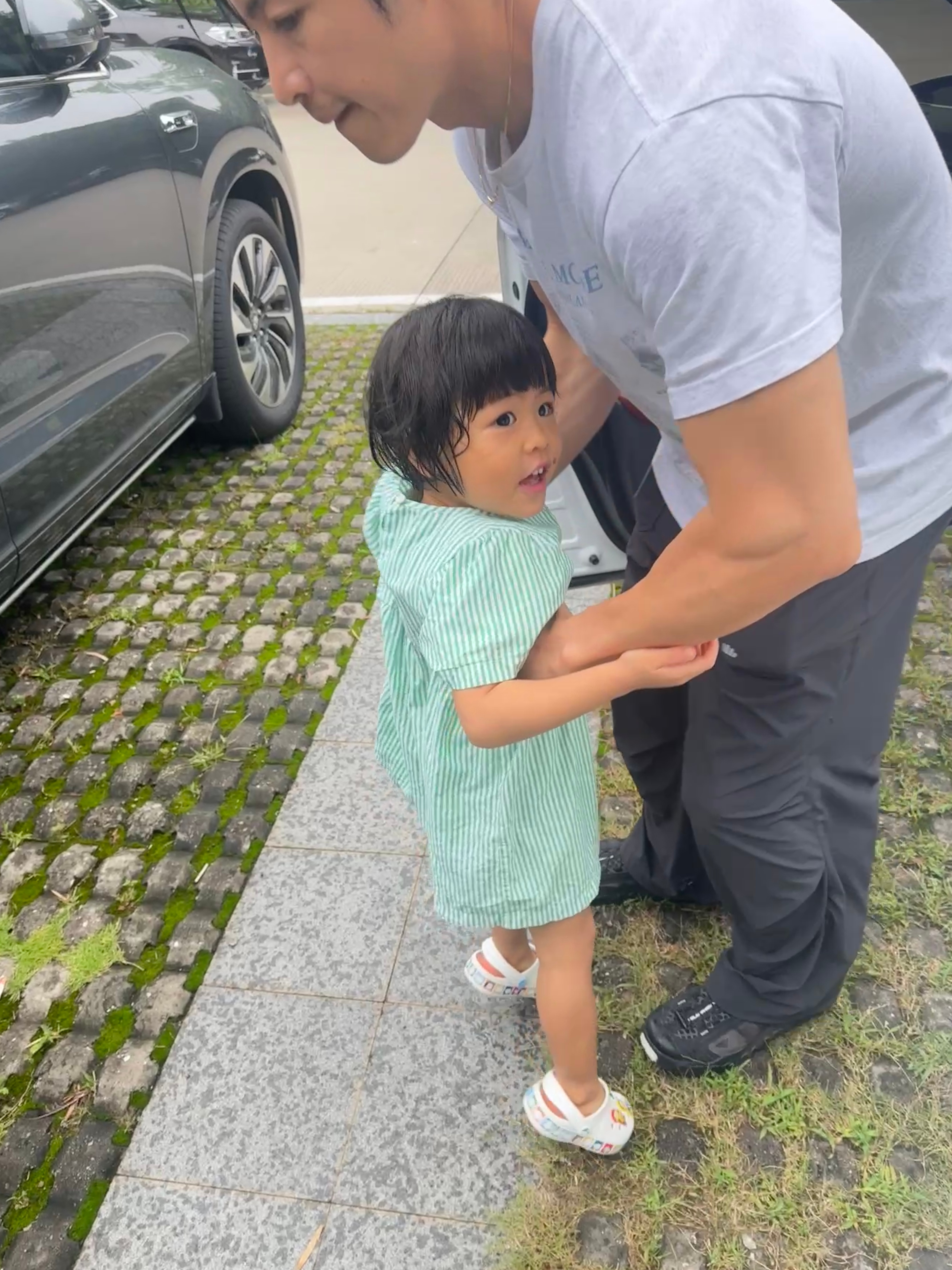 跟蛙蝌分别于停车场，下了车后兵分两路他们去泳池，我去咖啡店结束后旅蛙打电话说让我