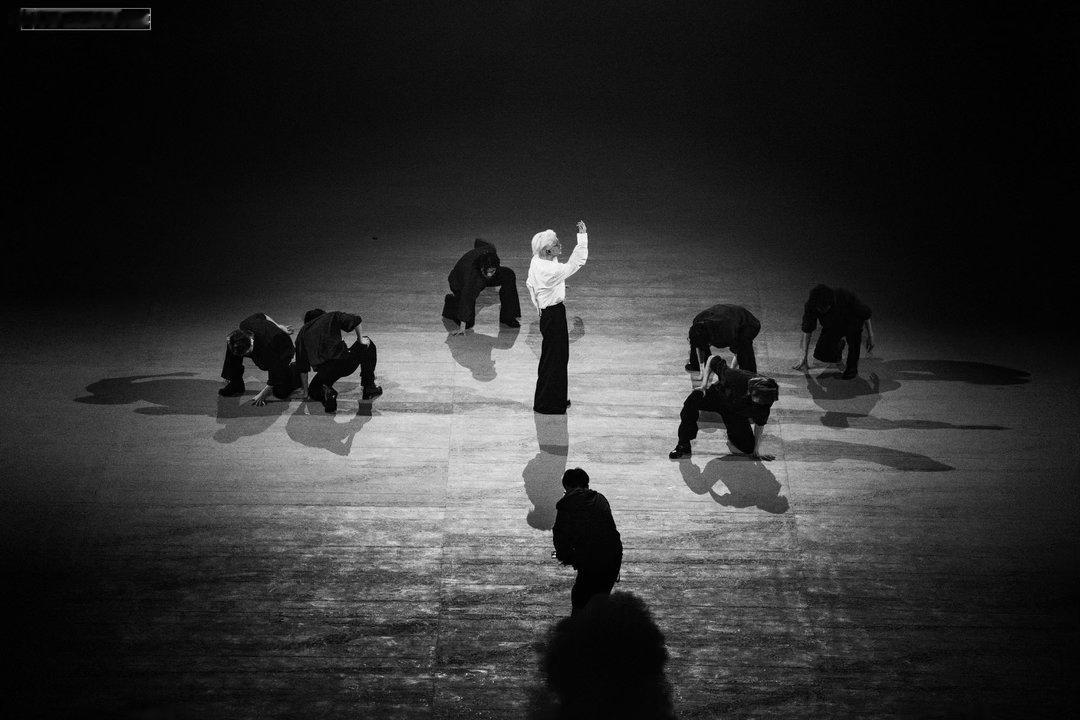 周震南演唱会国际获奖 有人说内娱舞台只会堆大屏和升降台，周震南用一座国际奖杯证明