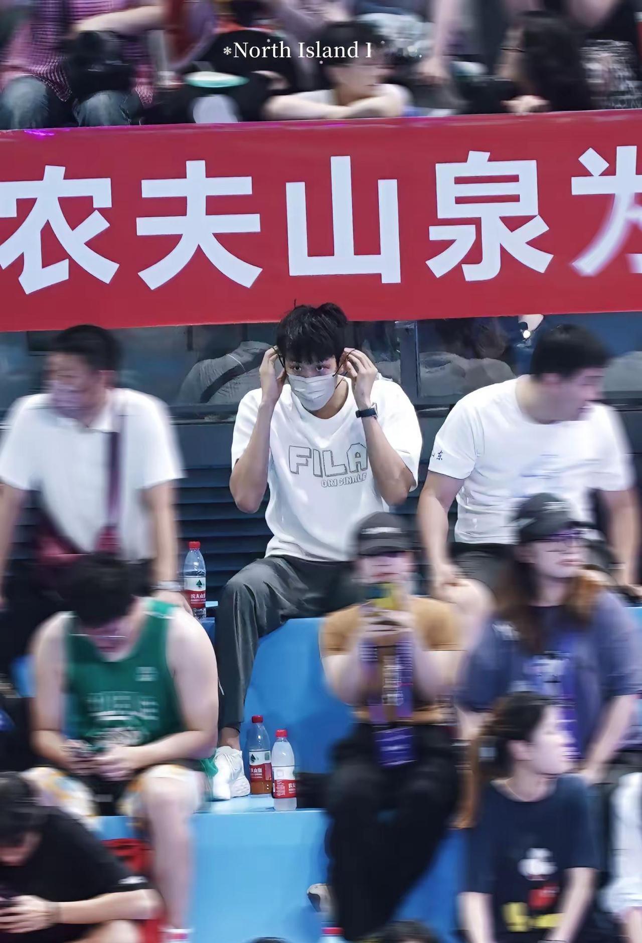 别猜了，张展硕夺冠后，包里装的不是黑科技，是一袋蛋卷吐司。
你发现没，顶尖运动员