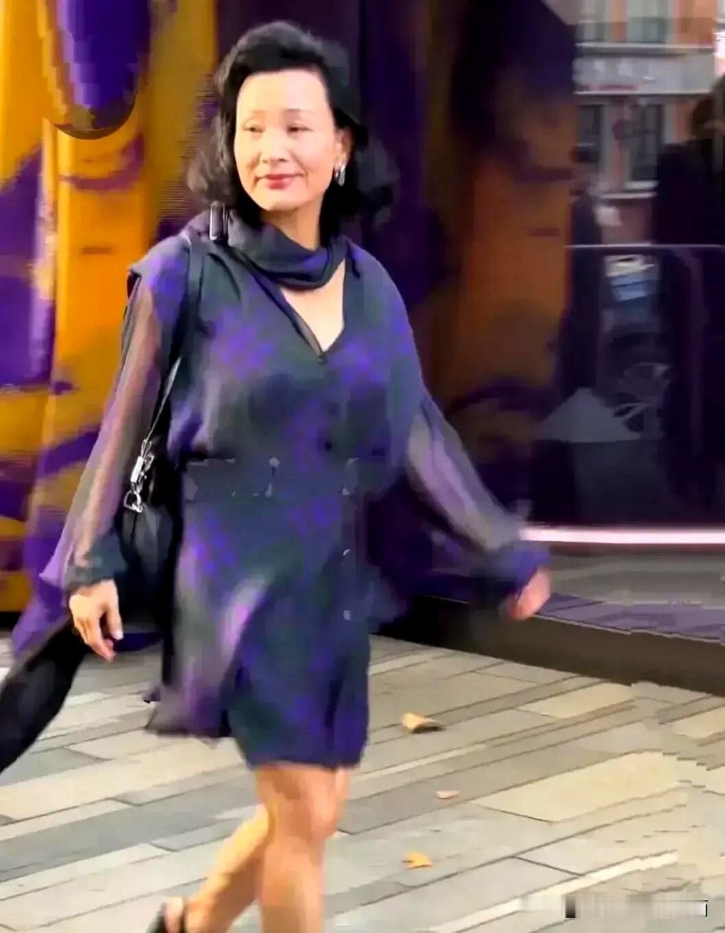 想不到60多岁的她老了还这么有气质。

不过这一身衣服让人一言难尽，这么大年龄了