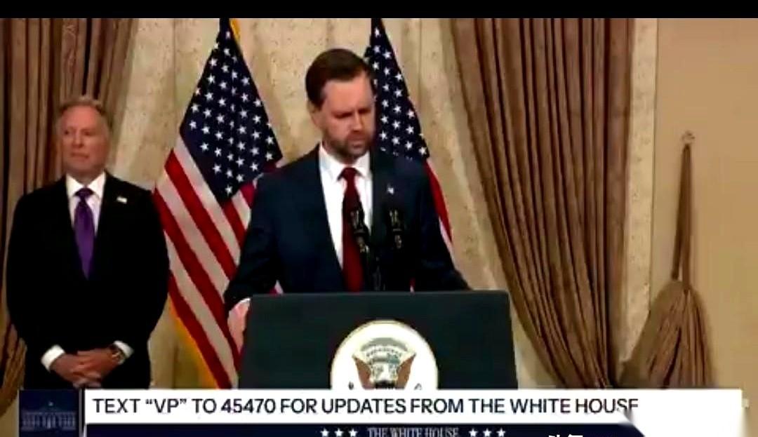 跟伊朗关着门谈了整整21个小时，美国代表万斯一出来，就被镜头和话筒堵死了。
一个