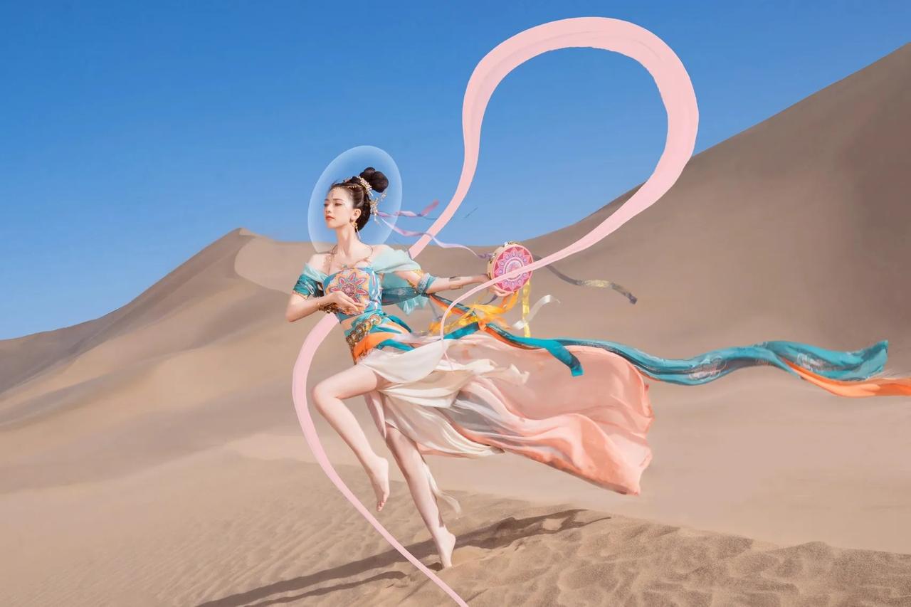 羽衣飘摇风袂举，大漠飞天碧云深。
霓裳舞罢香尘起，满目清光空断吟。

（古风摄影