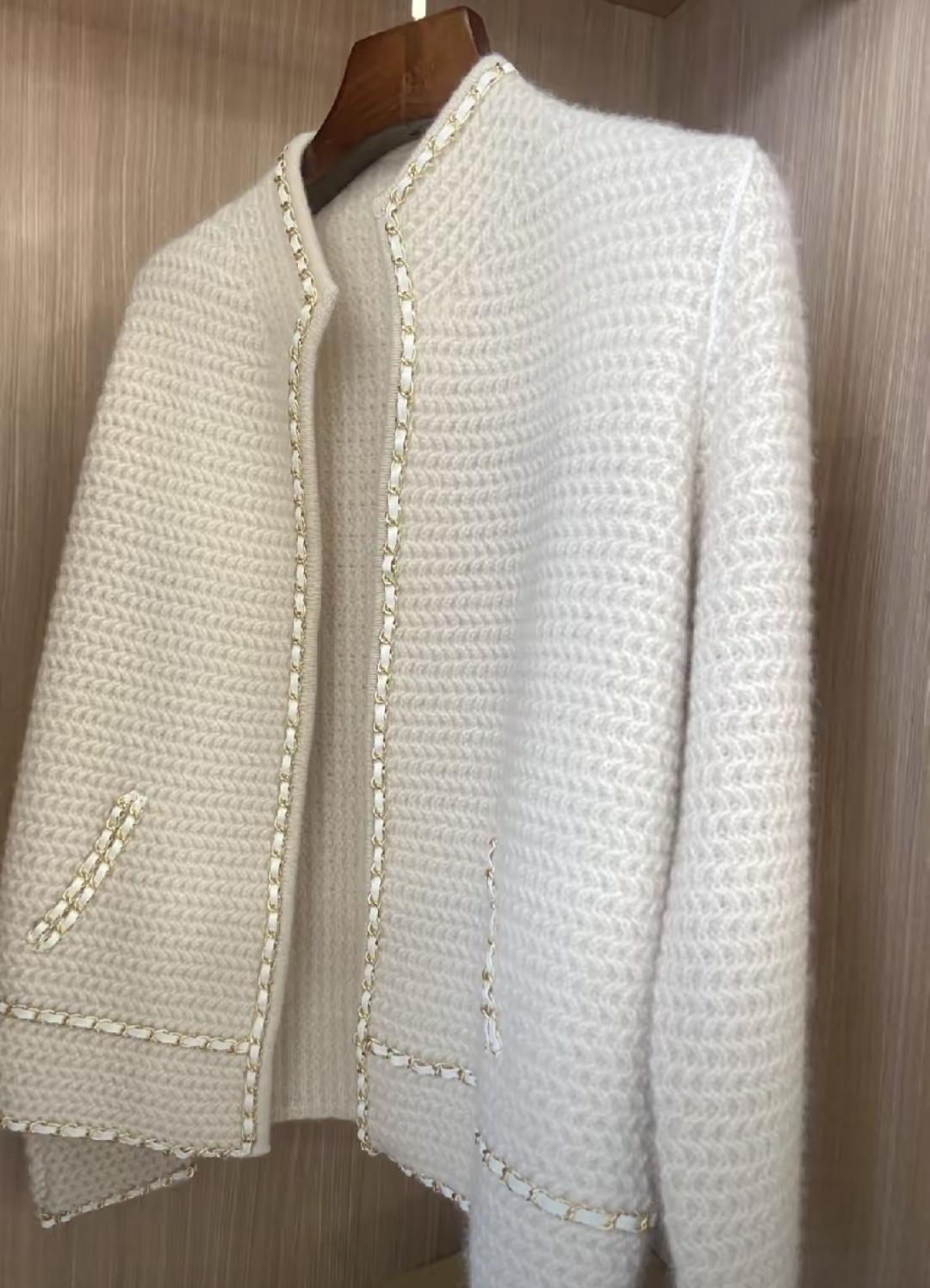 上周三下午茶水间，穿了件灰羊绒衫，新买的，没想太多。结果行政部小哥端着杯子停住，