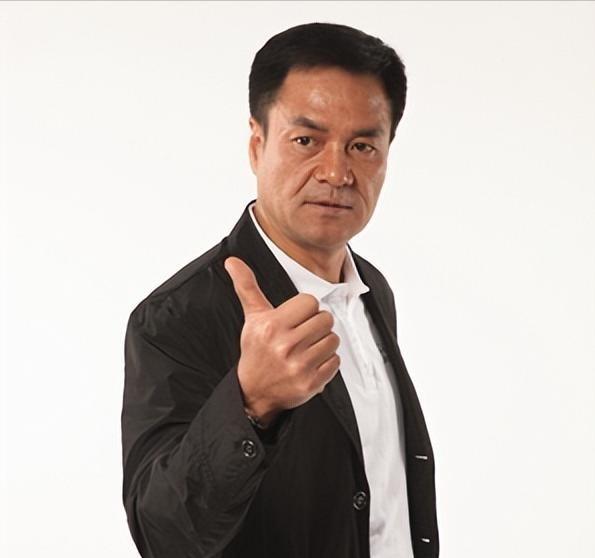 王志文撅走了尤勇智的女朋友许晴，尤勇智痛哭流涕来到葛优家说：“兄弟，我被甩了！”