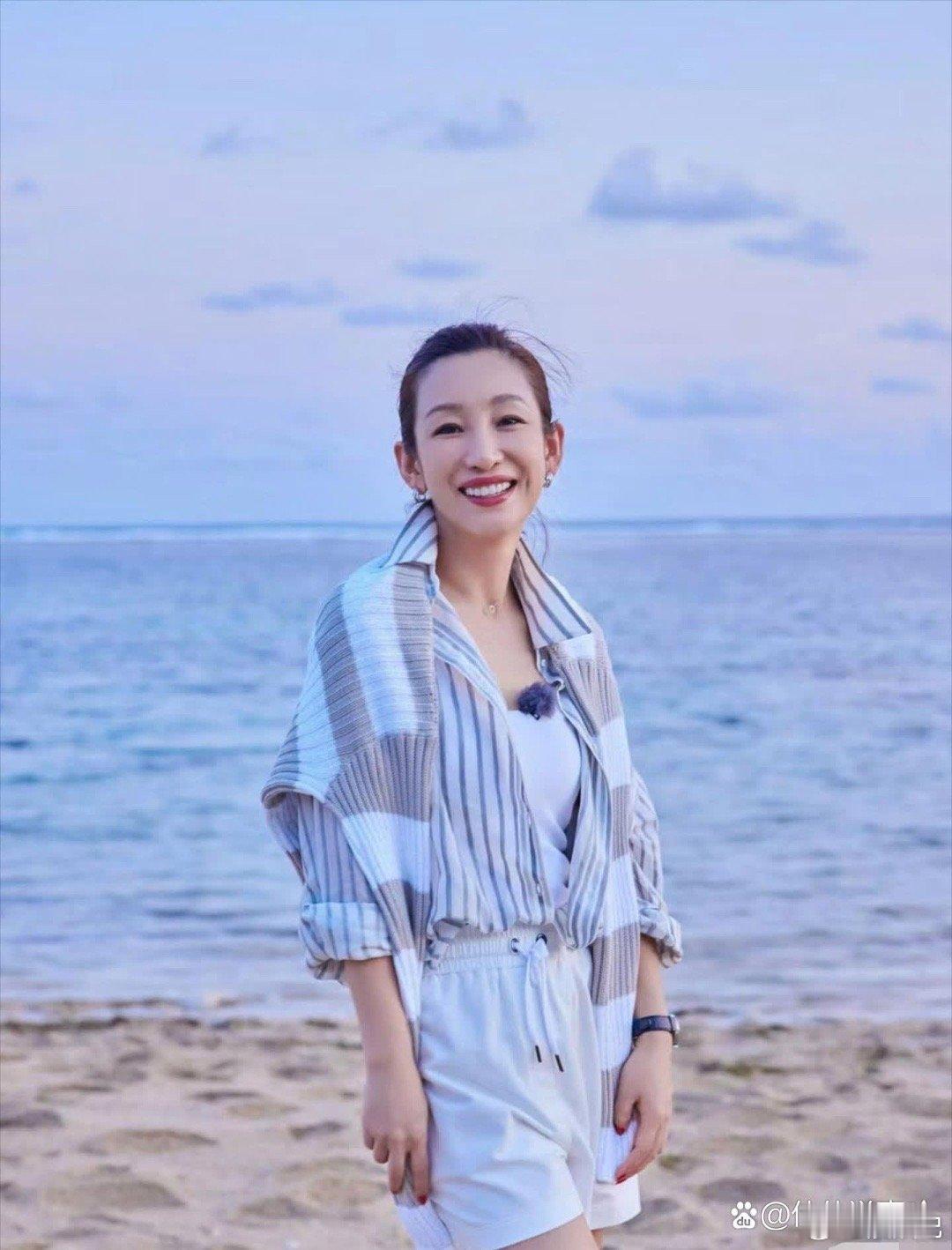 秦海璐在海边的一组照片，非常优雅大气，第一次get到了她的美。 ​​​