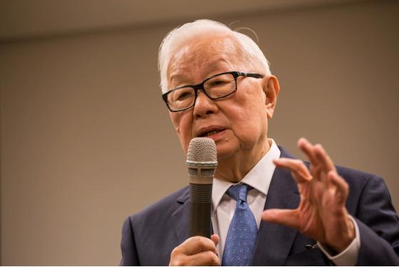 台积电创始人张忠谋曾扬言：“关键技术都在我们手里，若我们切断芯片供应，大陆将束手