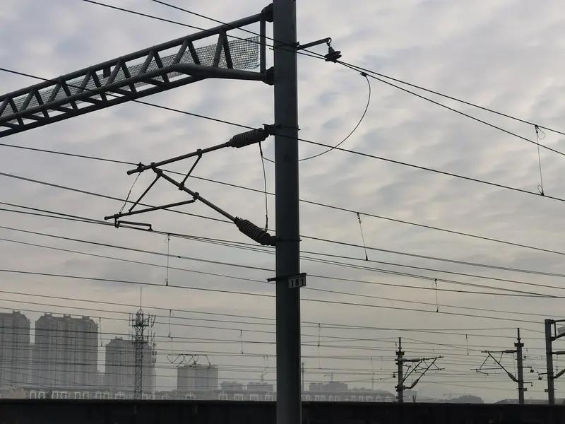 最近铁路接触网故障事儿还挺多。3月25日14时45分，昆广大铁路大理站就因为大风