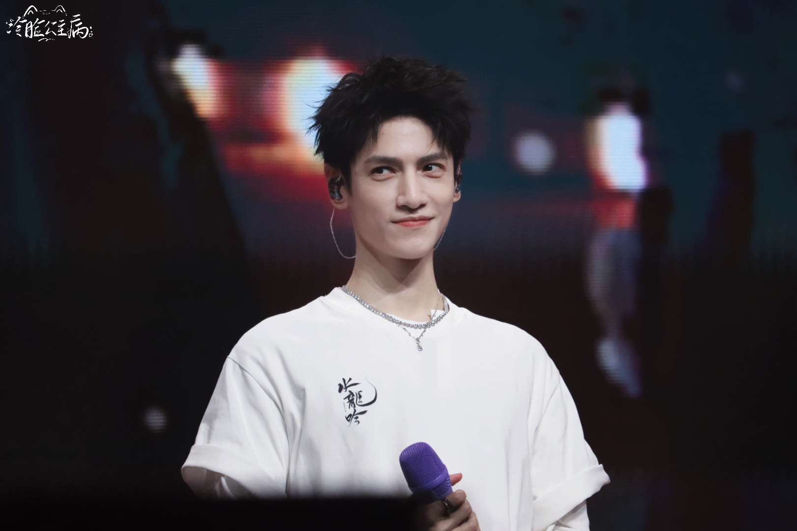 穿个纯白就很清爽 