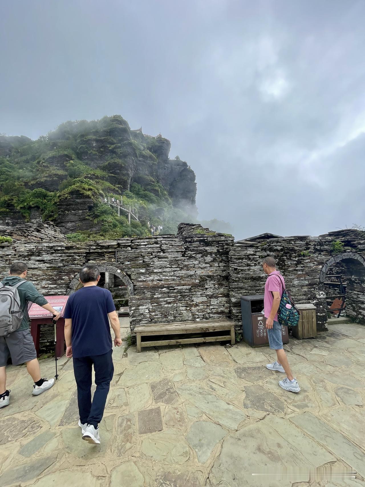 爬完梵净山满心欢喜下山，殊不知正宗明代皇家古遗址，绝大多数游客竟擦肩而过
 
游