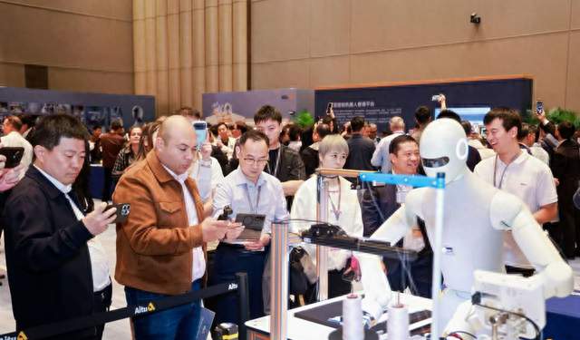 30万元机器人服装厂上岗，24小时在线，它真能替代工人么