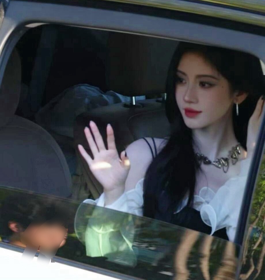 鞠婧祎万花世界路透好美好妖艳在重庆应该是拍这4个单元吧《总裁想罢工》《璀璨星途》