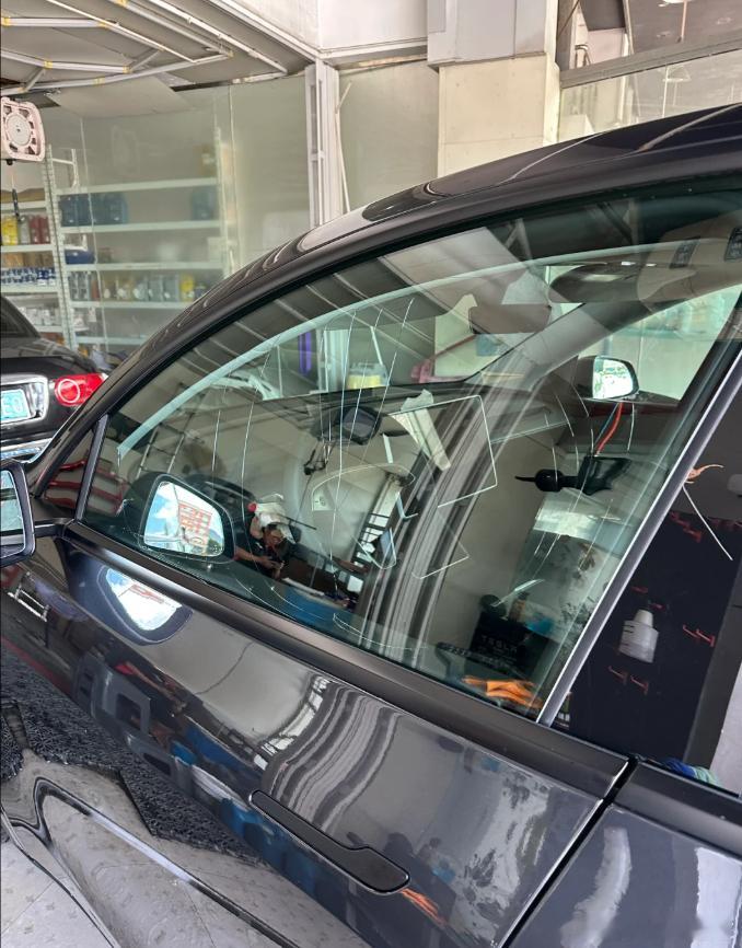 一个哥们的车，去洗车，洗完车告诉我车窗裂了，看了监控洗车过程确实没有用力撞击过，
