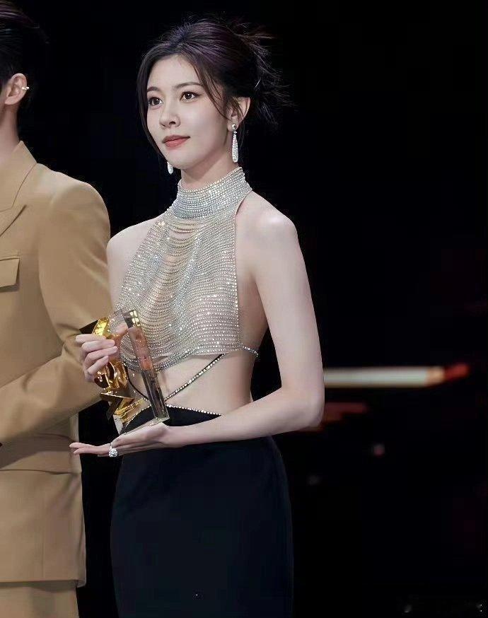 宋妍霏这礼服太考身材，上身没有一块布料。要是太丰满，就走光了吧！ 