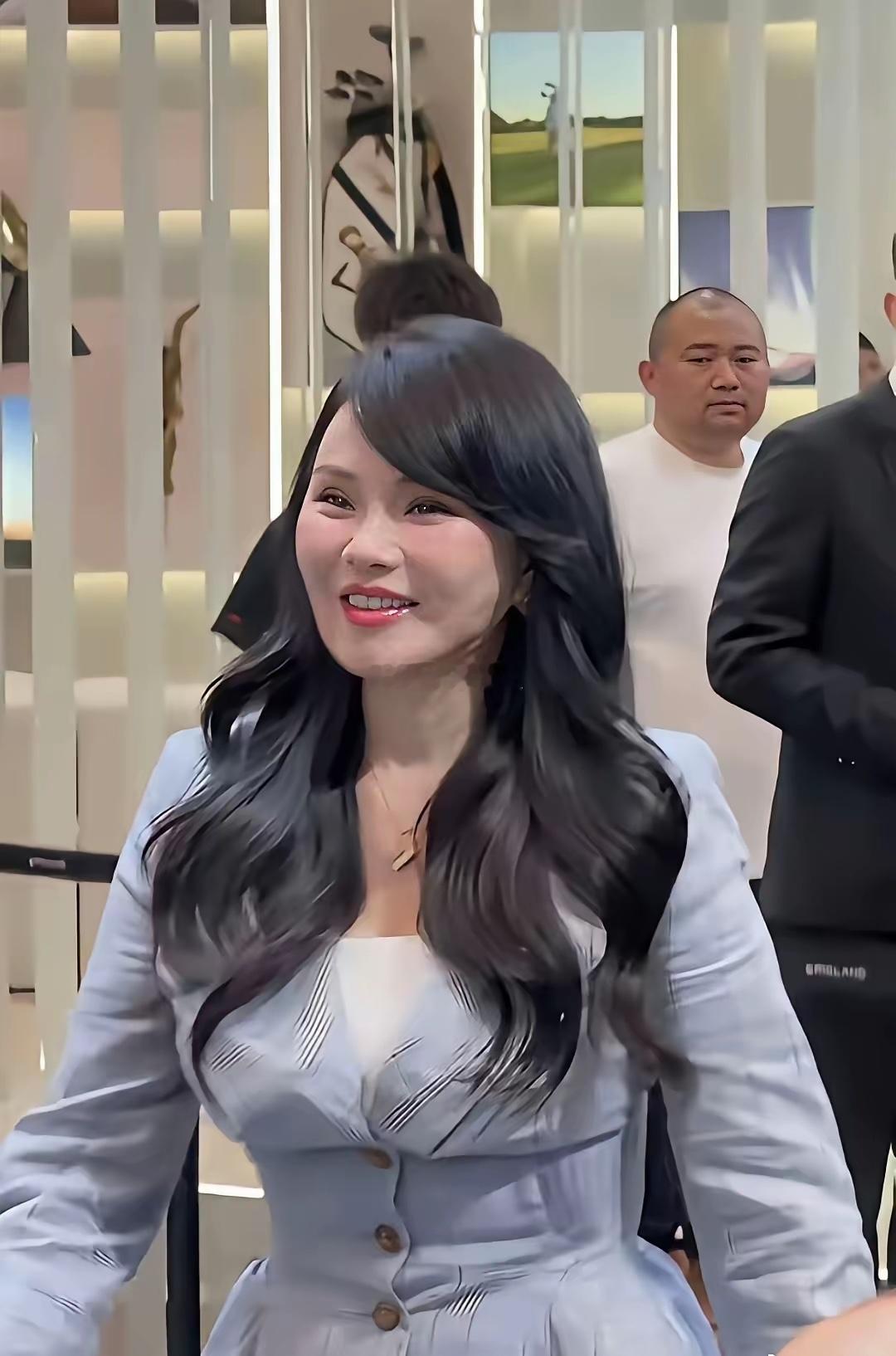 快六十岁的人了，能这个样子还是每年上百万维持的！ 