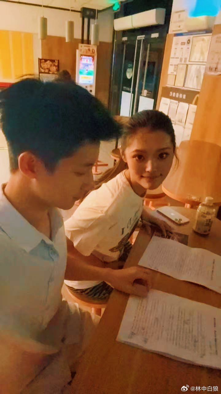 24播本文艺演播明天期末考试，白狼组的赵帅帅陈沛涵两位同学正在连夜背稿