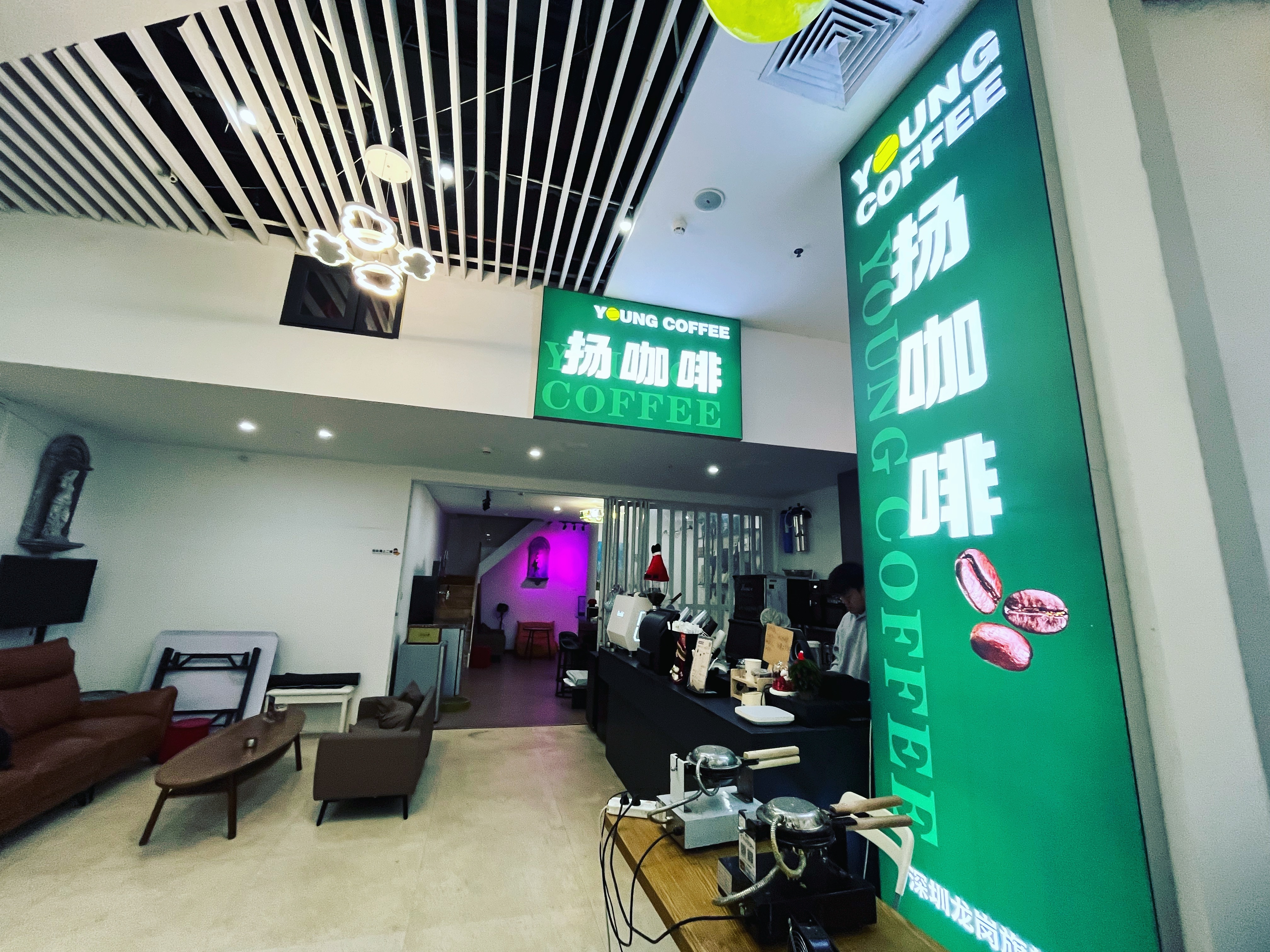 网球talking大会 朋友小林的网球学练馆开业，还带有一家咖啡馆，来这里学球、