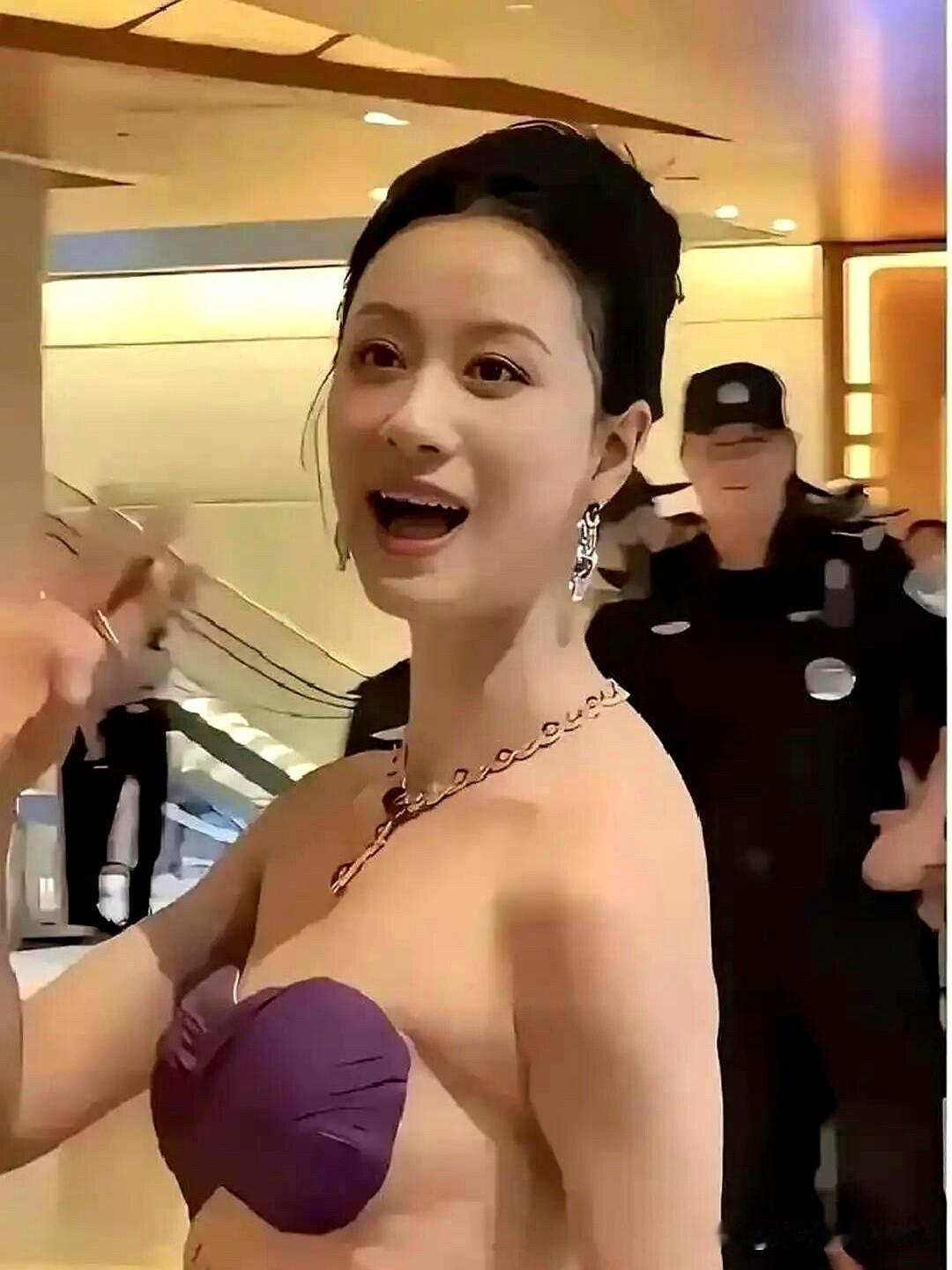 原来倪虹洁是广告美女，颜值和气质都很完美，特别是她那精致的脸蛋，怎么看都是那么漂