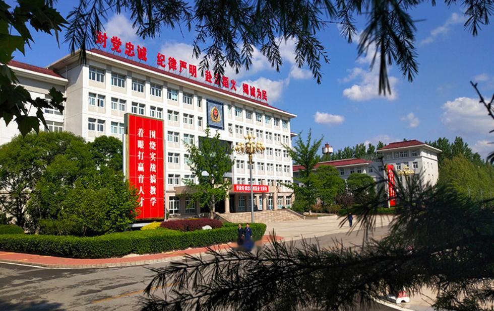 一所不是军校，却极似军校的地方院校，毕业后94%左右的学生将进体制内工作。
有这