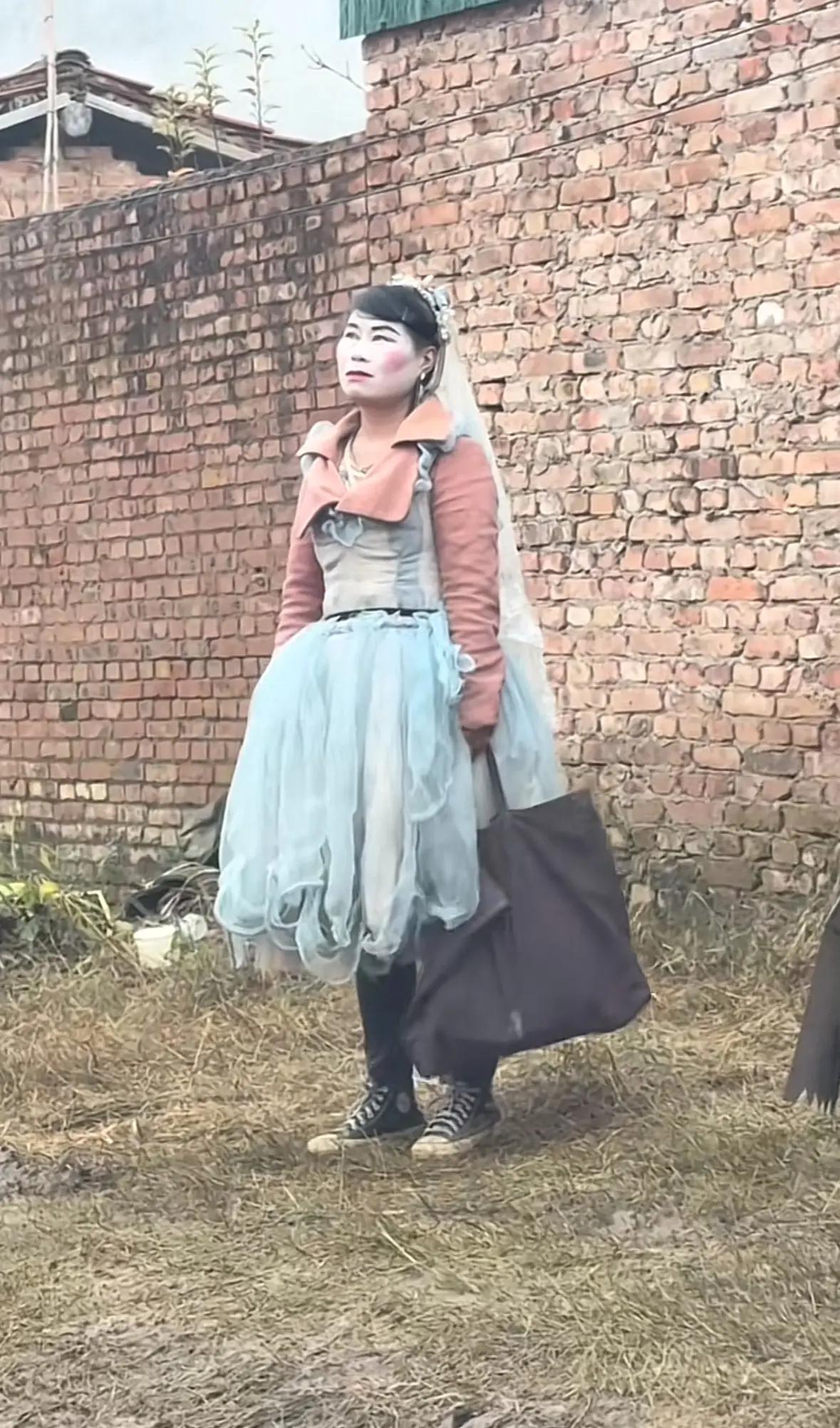 一段视频83万人转发
山东东明，有个婚纱女孩，她穿着婚纱，好像每天都是如此，有人