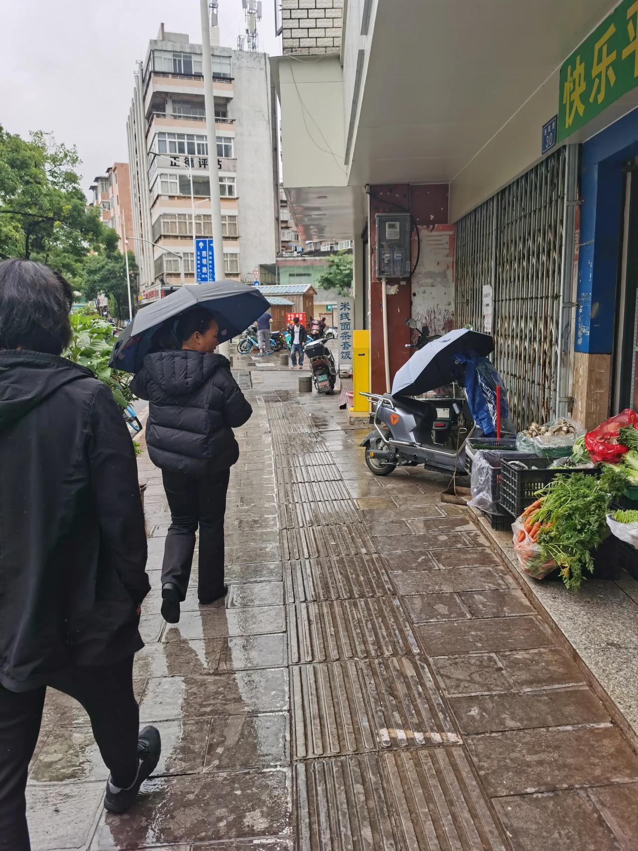 昆明一座下雨就变冬的城市，让外地人体会冷在夏天。