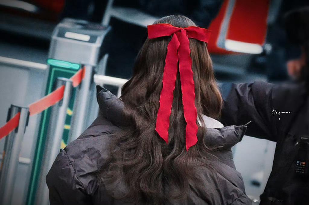 白鹿今天春晚带妆联排，头上戴了一个特别大的蝴蝶结啊，好可爱！！红红火火的特别喜庆