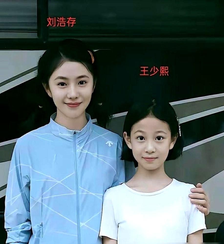 张艺谋团队筛了上千个孩子，最后连表演班都没让上，直接把人赶回村里放羊去了。

这