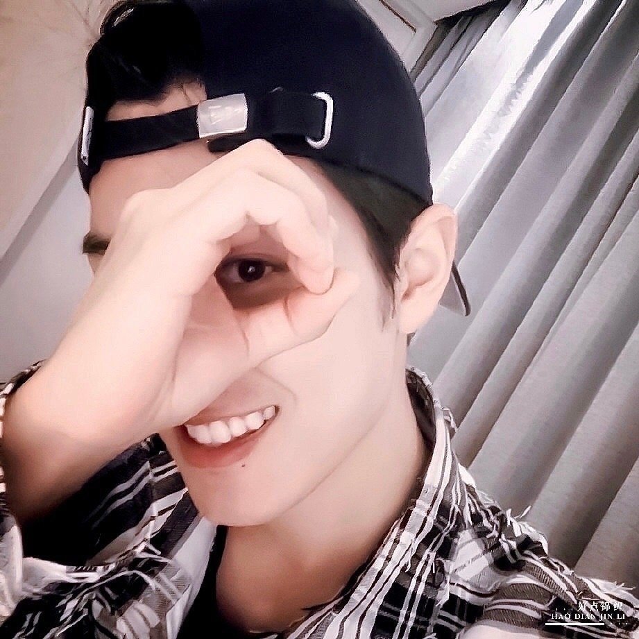 肖战 自拍达人上线！阳光帅气大男孩~ ​​​
