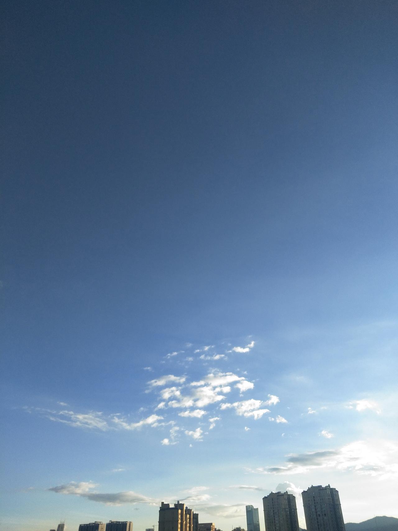 阴沉了好几天的天气总算是放晴了，天晴了，心情都会变好。

今天炒了一锅肉酱，天冷