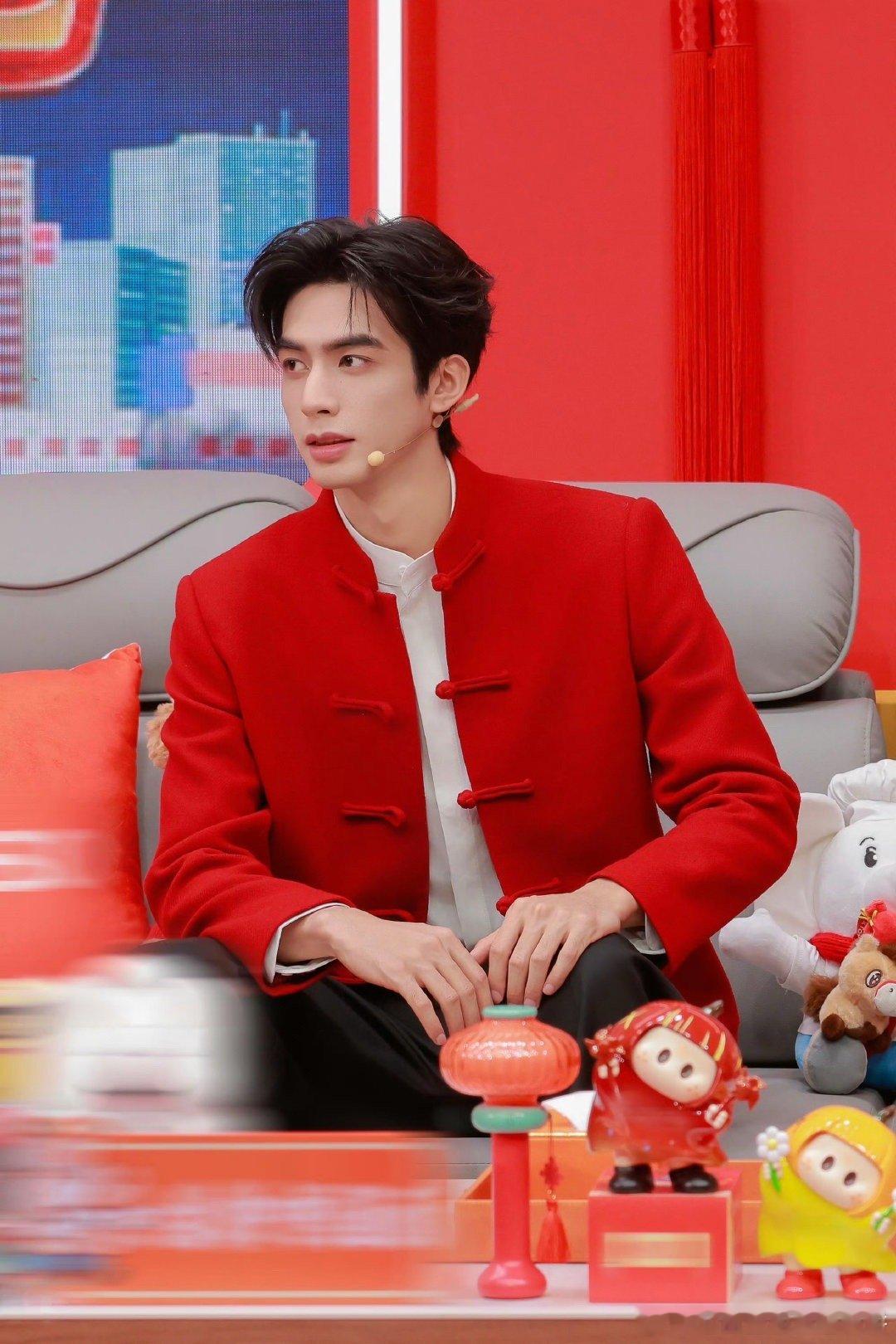 宋威龙下一站春晚的造型，太帅了这个浓颜🐉 