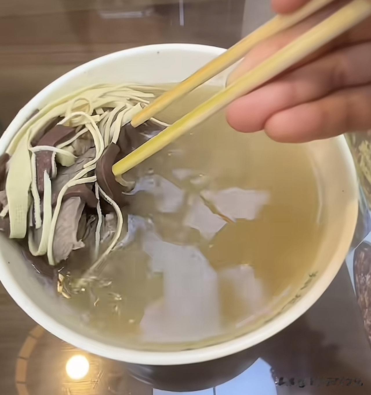 魔法打败魔法。
在抖音看见一网友发的在一地喝的汤，没有说具体地方，评论超过1.5