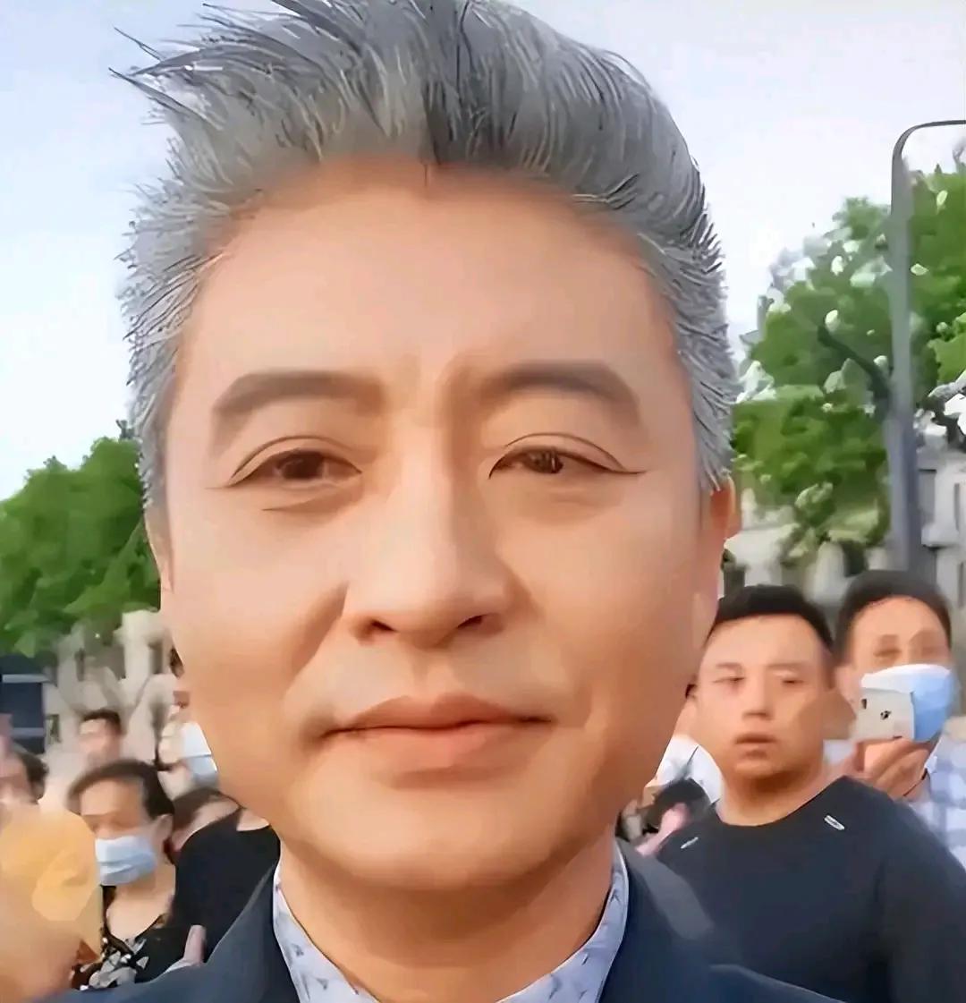 我们的周炜周会长，这一头白发好帅气哟。这是自然白，还是请人染的呀。