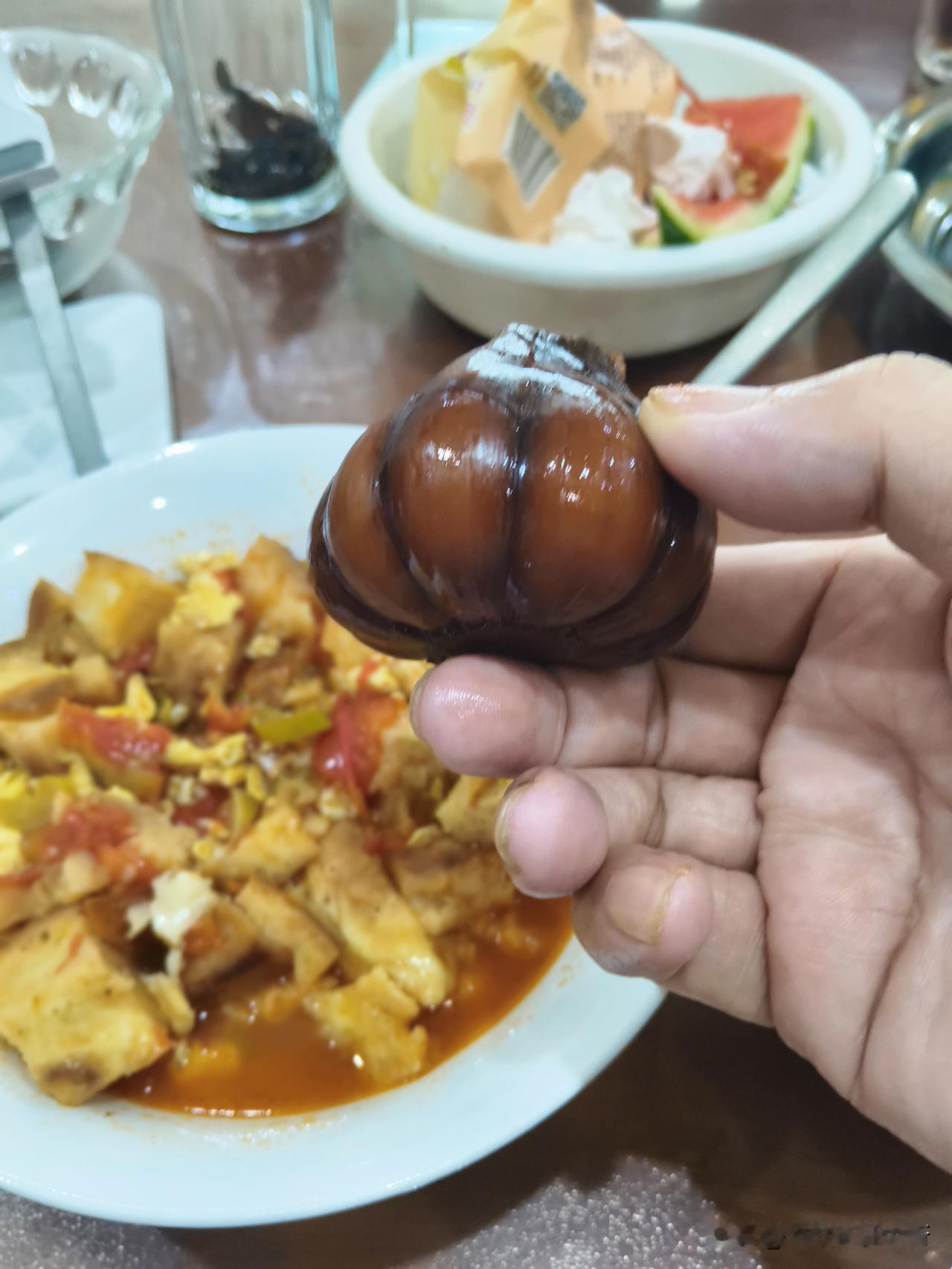 咸蒜，绿豆汤，烩火烧，又是一顿自己做，自己喜欢的午饭。
她来了个闺蜜，两个人拉，