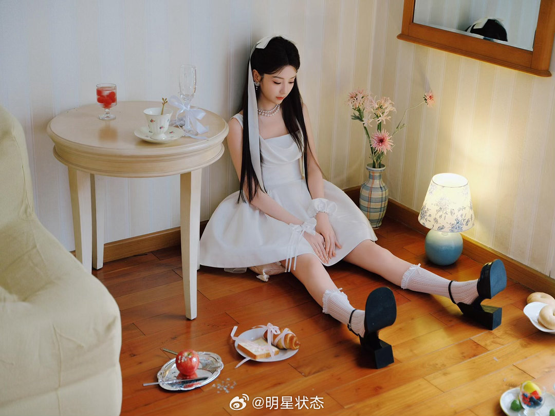 38岁毛晓彤一袭白裙配蝴蝶结，拍出了“怀旧风”电影感 