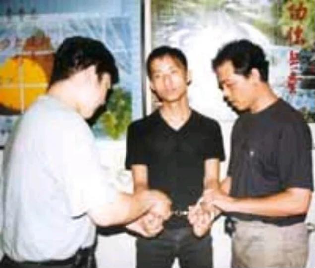 2001年天津，19岁的李旭拿着刚抢劫来的五十万，当天就买了价值两千多块的摩托罗
