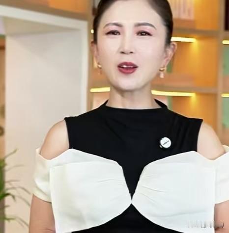 看着像里面套了件黑色小高领打底，外面硬怼了个巨型蝴蝶结抹胸，实际上人家是单件衣服