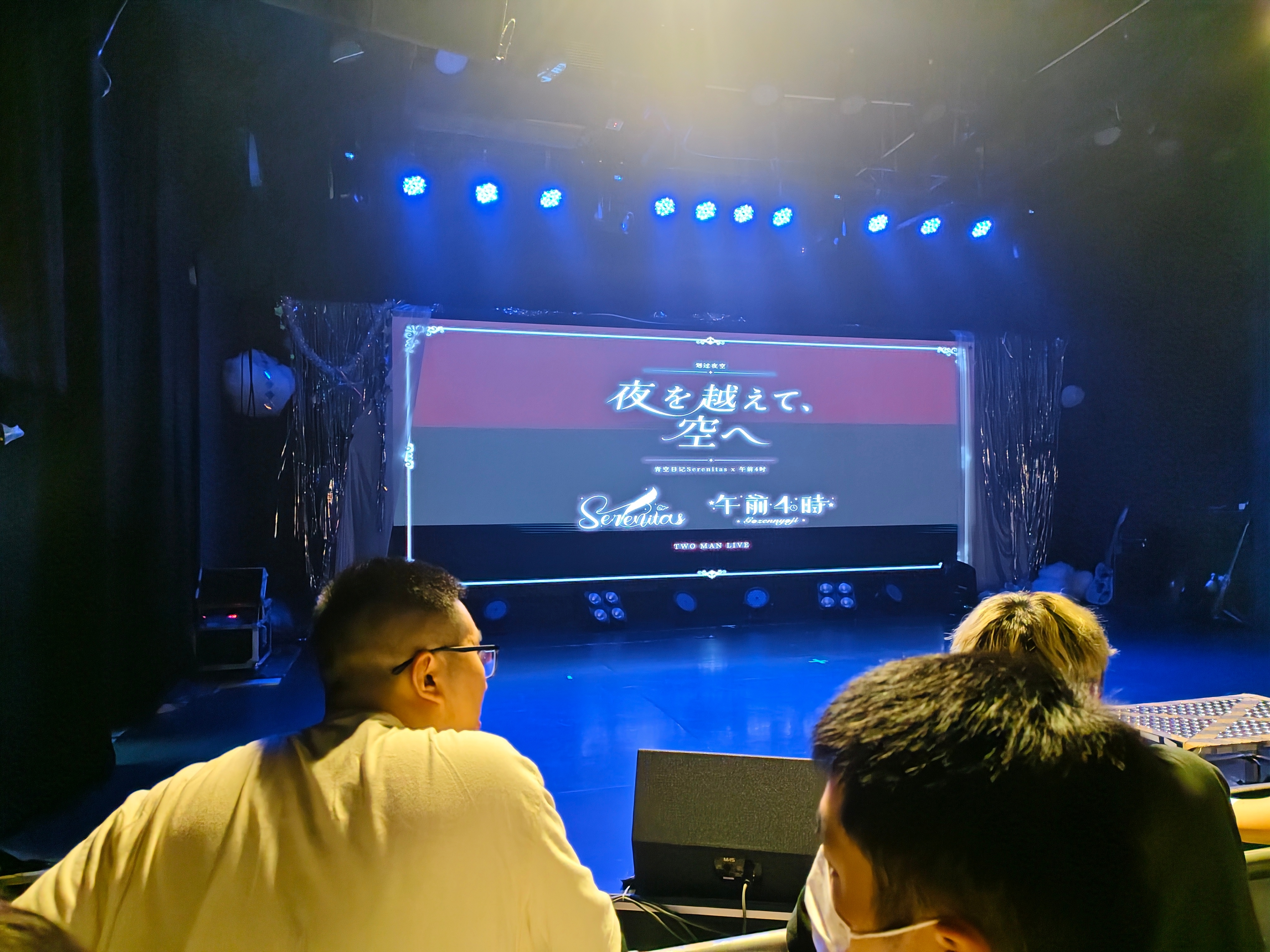 前排一个红棕色鲻鱼头（黄色） 