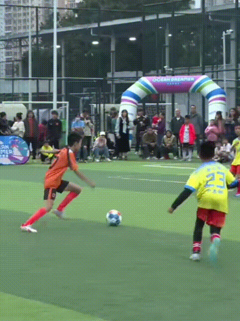 中国足球青训～这是下一个付玉斌？还是下一个刘云飞？

在一场青少年的足球比赛中，