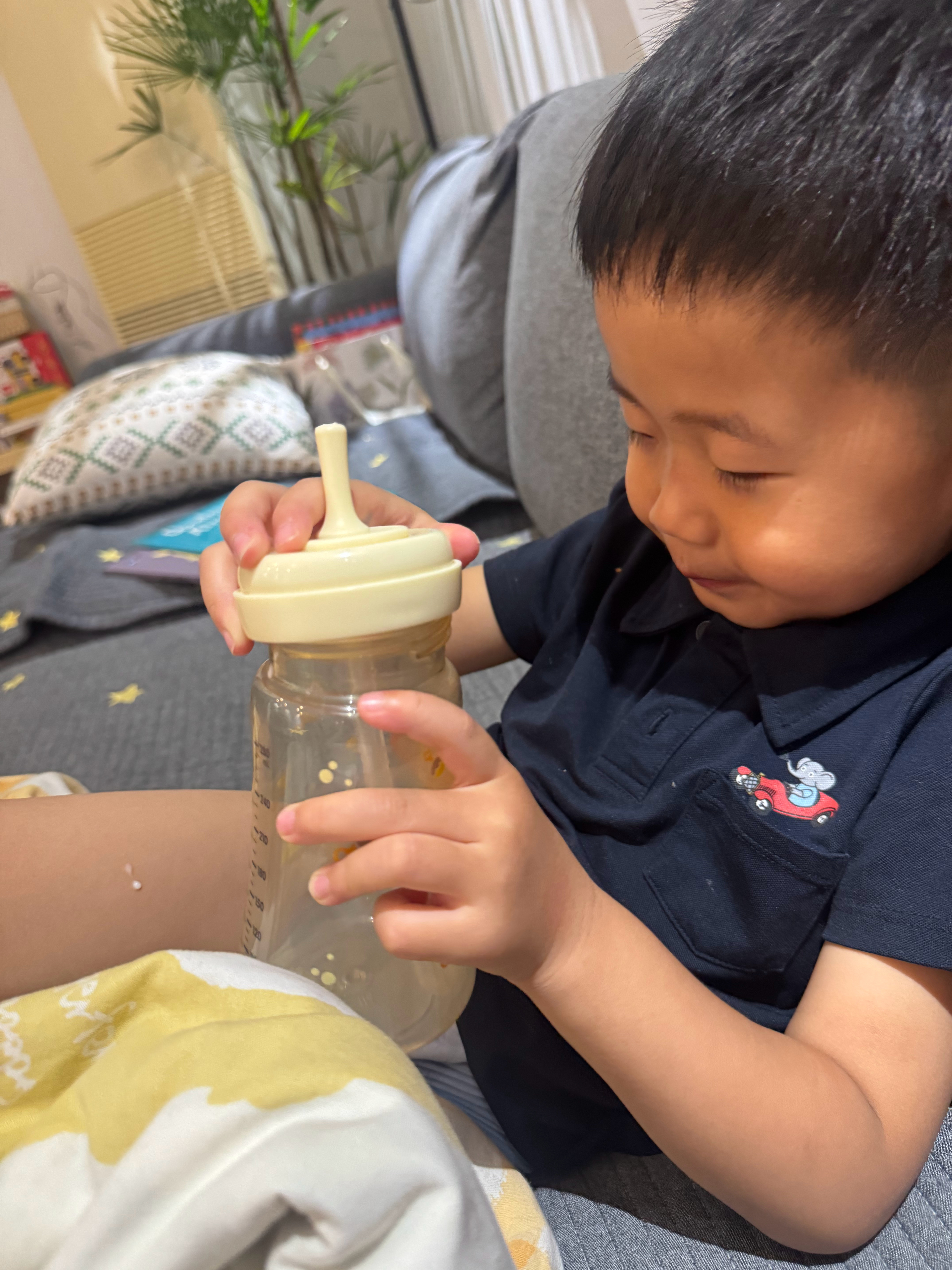 小孩一天天的可有意思了。跟爸爸的秘密都会跟我睡前偷偷说，他爹有时候会冲进来“啊！