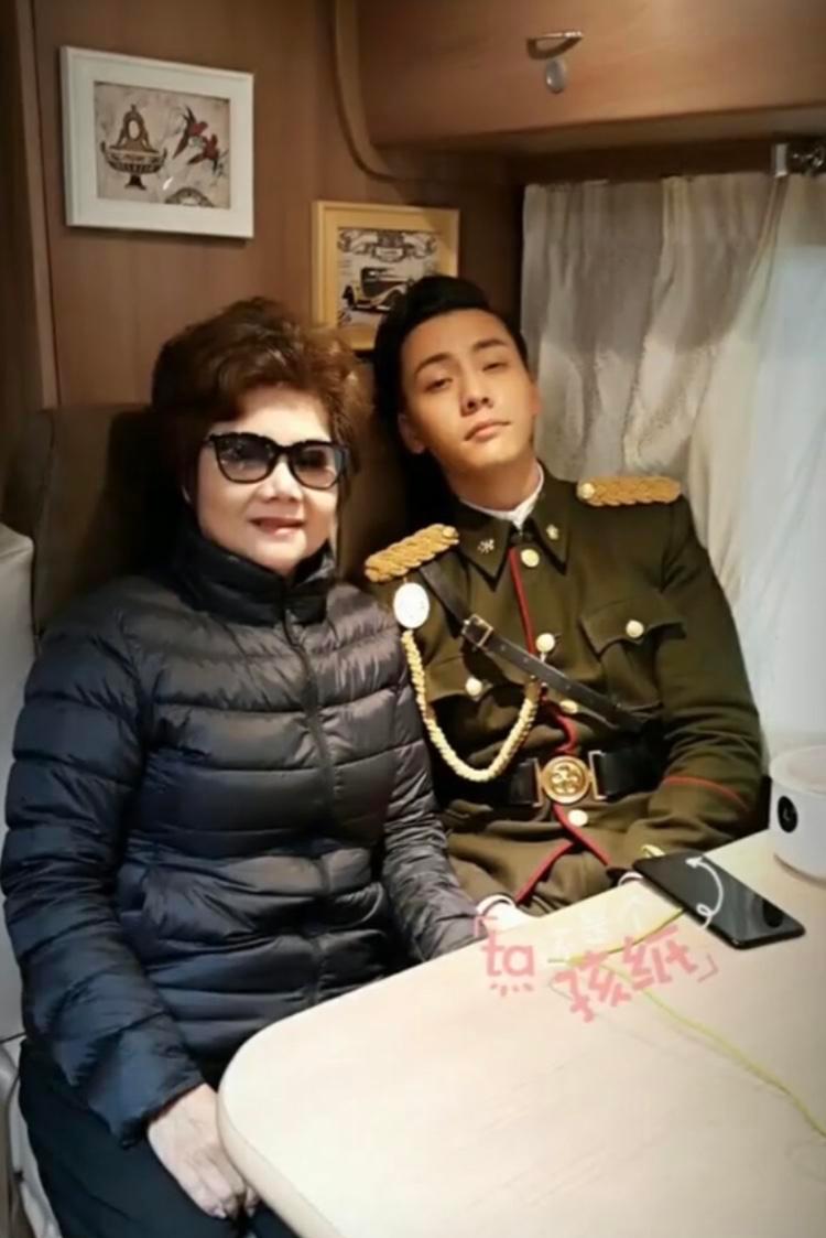 他站上舞台像一把冷刀，台下却给妈妈端咖啡，端了二十年。
母亲高龄生他，父亲早走，