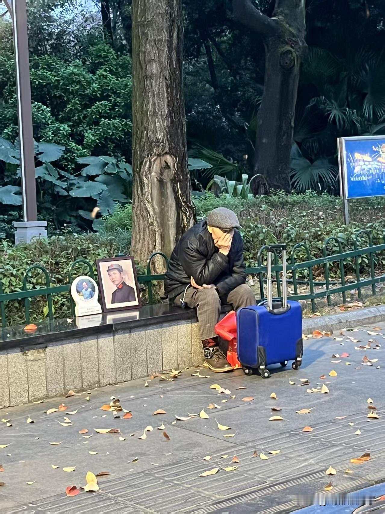 成都人民公园偶遇孤独的老爷爷
前不久到成都玩，逛完成都人民公园，喝完盖碗茶走出园
